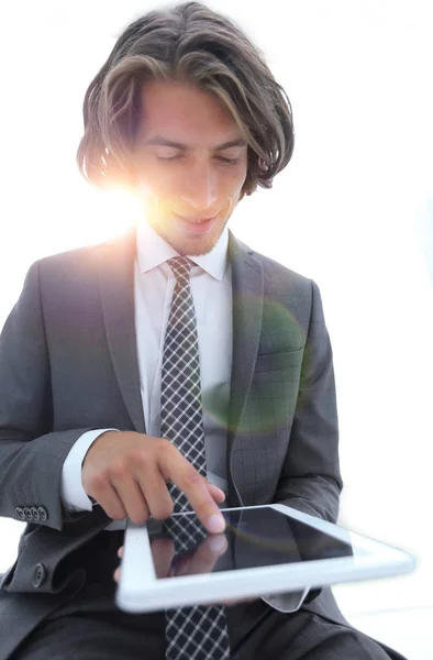 Στυλιζαρισμένη φωτογραφία επιχειρηματίας που εργάζεται στον υπολογιστή tablet. — Φωτογραφία Αρχείου