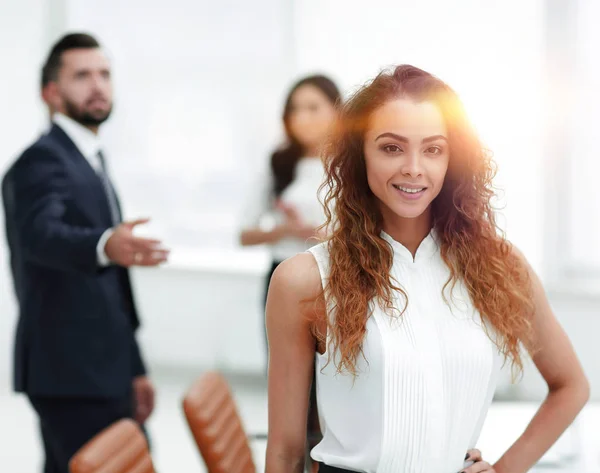 Mulher de negócios no fundo da equipe de negócios — Fotografia de Stock