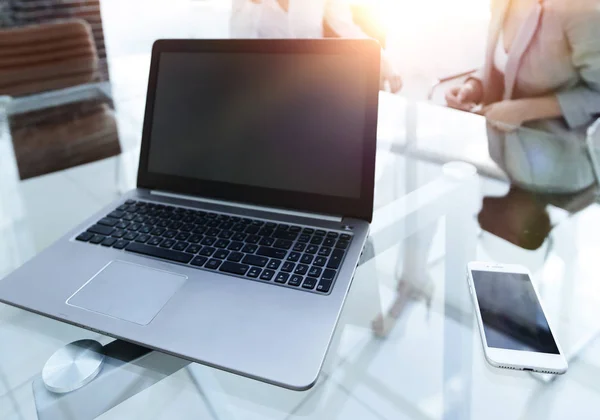 Laptop e um smartphone na área de trabalho de um homem de negócios — Fotografia de Stock