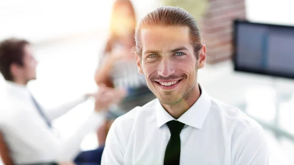 Jóvenes hombres de negocios exitosos en un fondo borroso — Foto de Stock