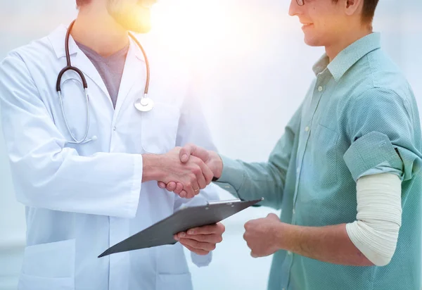 Medico congratulandosi con il paziente con il recupero — Foto Stock