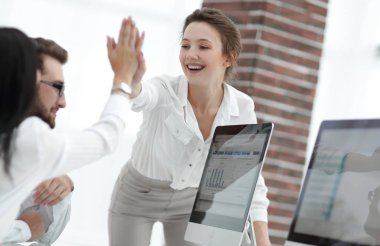 neşeli arkadaşları birbirlerine 