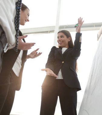 flipchart üzerinde bir marker ile işaret iş kadını