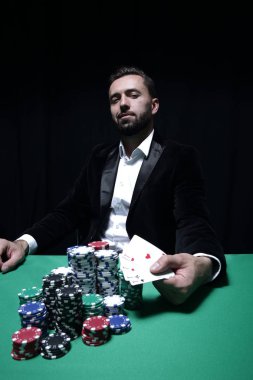 Kazanan ve elinde as tutan mutlu poker oyuncusu
