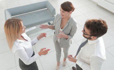 ofiste savunarak top.business ekibinden görüntülemek.