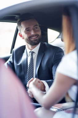 Bir kadın arabada çekici bir gülümseme ile çalışma