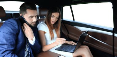 Arabada telefonda konuşurken kendinden emin iş adamı