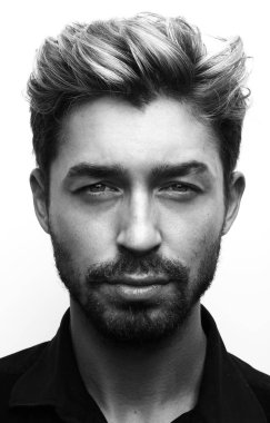 Genç adam portresi kapatın. Siyah ve beyaz.