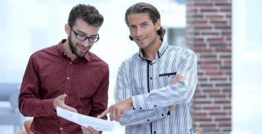 Ofiste konuşmak iki ofis çalışanı.