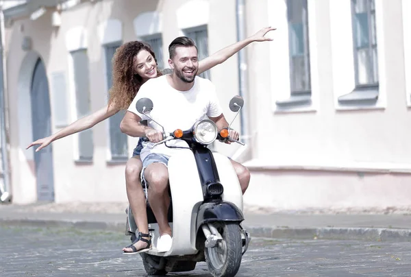 Cool adam ve güzel kız ifade ile scooter üzerinde sürme