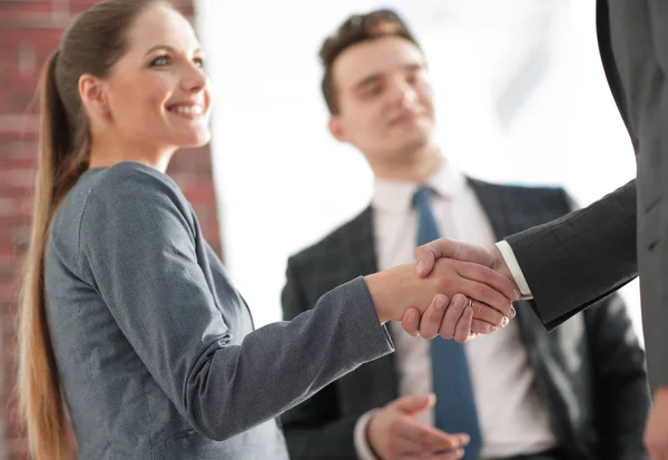 Closeup obchodních partnerů handshake. — Stock fotografie