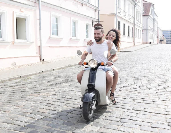 Feliz pareja joven divirtiéndose en un scooter — Foto de Stock
