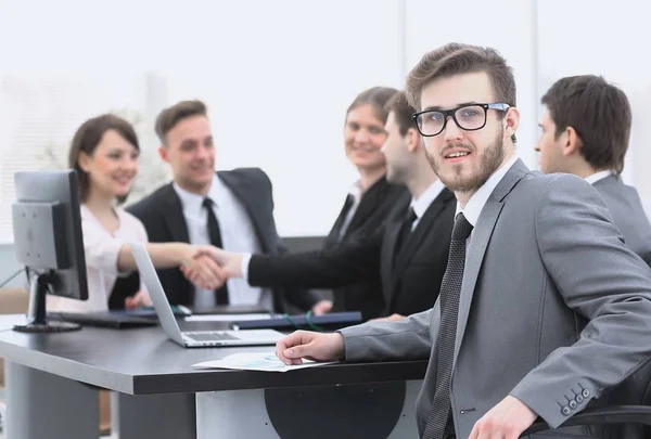 Handshake parceiros de negócios com o gerente em primeiro plano — Fotografia de Stock