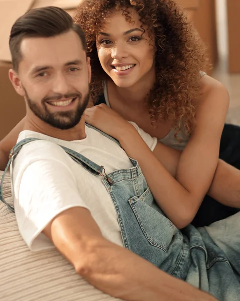 Genç çift yeni bir daire içinde. Su kuyusu-varlık kavramı