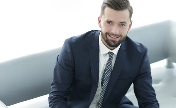 Homme d'affaires travaillant sur un ordinateur portable avec des tableaux financiers — Photo