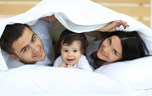 Família Feliz Mãe Pai Seu Bebê Sob Cobertor Cama Casa — Fotografia de Stock