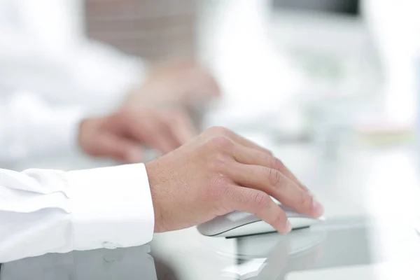 Manos escribiendo texto en el teclado de la computadora. fondo de negocio borroso . —  Fotos de Stock