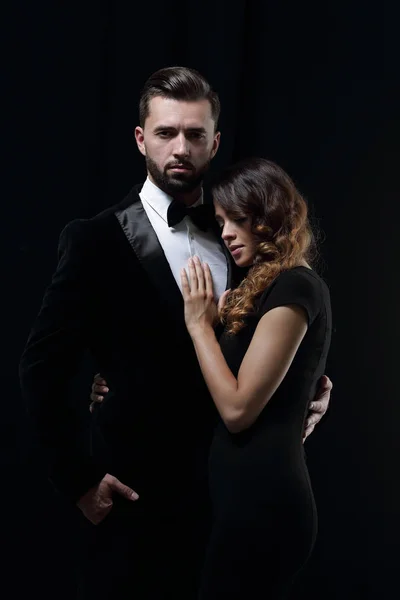 Porträt des Modepaares auf schwarzem Hintergrund — Stockfoto