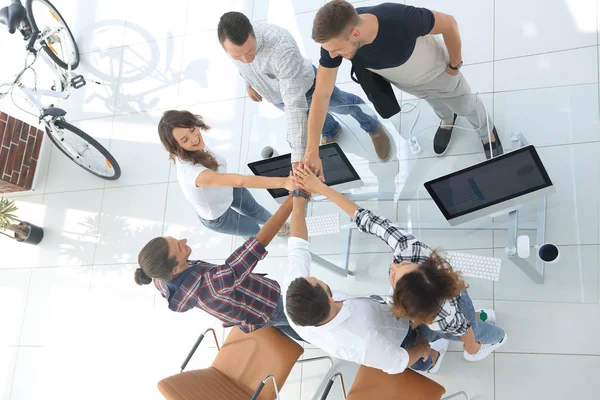 birlikte sıktı elleri ile yaratıcı ekibi.