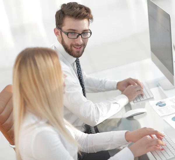 Mitarbeiterin sitzt am Schreibtisch im Büro — Stockfoto