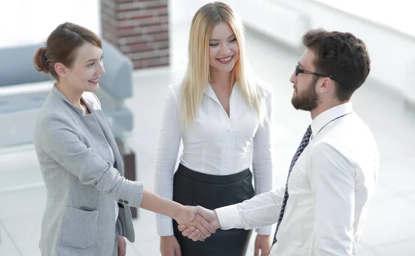 Handshake parceiros de negócios no escritório . — Fotografia de Stock