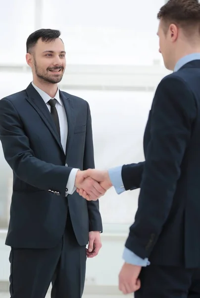 Handshake partnerów finansowych na korytarzu urzędu — Zdjęcie stockowe