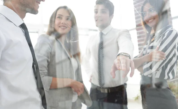 Bakom Glaset Business Team Pratar Kontoret — Stockfoto