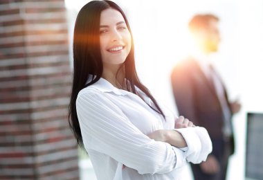 perspektif başarılı bir genç kadın ofiste portresi.