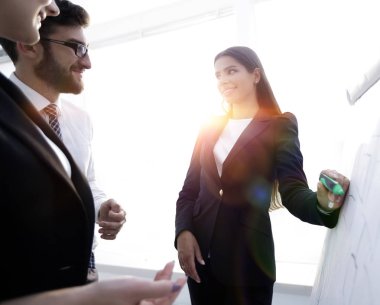 flipchart üzerinde bir marker ile işaret iş kadını