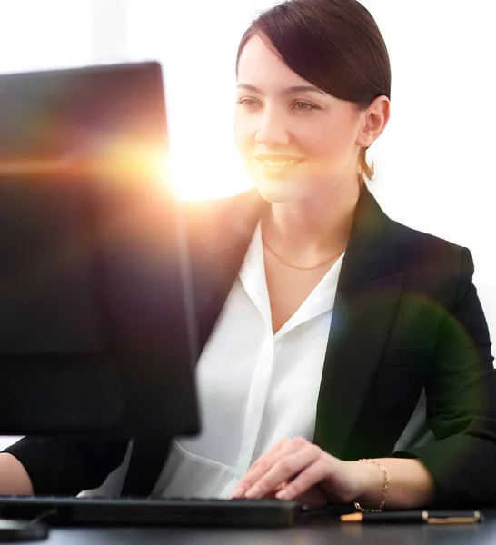 Gros plan d'une jeune femme d'affaires confiante travaillant sur ordinateur — Photo