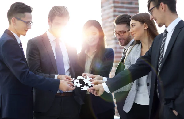 Gruppe von Geschäftsleuten Montage Puzzle, Team-Unterstützung — Stockfoto