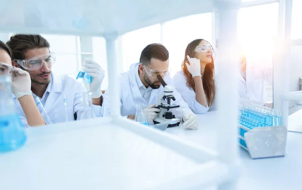 Immagine di sfondo è un gruppo di scienziati che lavorano in laboratorio . — Foto Stock