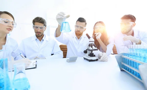 Équipe de scientifiques travaillant ensemble au laboratoire — Photo
