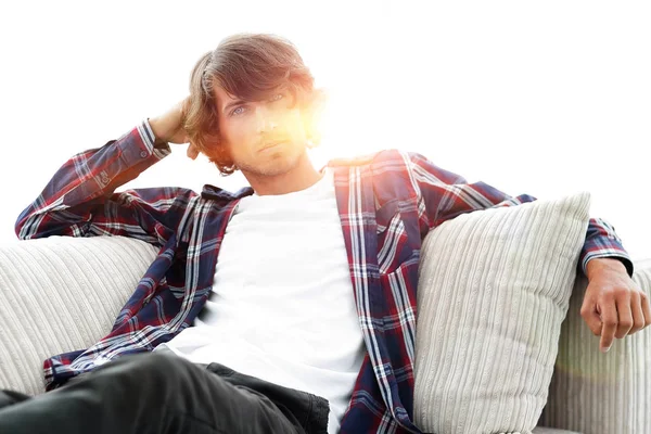 ciddi modern adam kanepede oturan