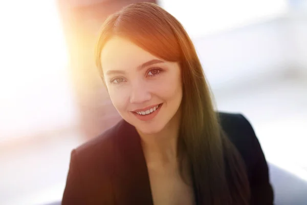 Close-up van portret van jonge zakenvrouw in moderne kantoor — Stockfoto