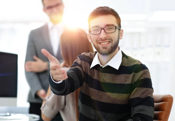 Closeup.Employee Wyświetlono kciuk w — Zdjęcie stockowe