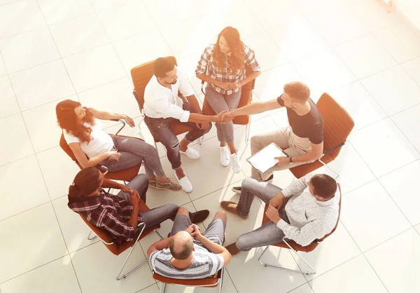 Yukarıdan bak. İş arkadaşlarıyla tokalaşma.