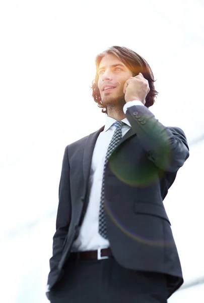 Uomo d'affari che parla sul telefono.isolato su bianco — Foto Stock
