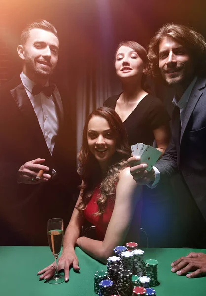 Felső osztályú barátok szerencsejáték egy kaszinóban. — Stock Fotó