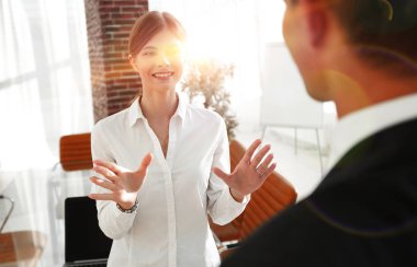 Tarafsız bakış. Tamamen büyümüş. Kendine güvenen genç bir kadın güvenli bir şekilde ilerliyor..