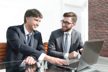 İş arkadaşları çalışma konuları tartışmak