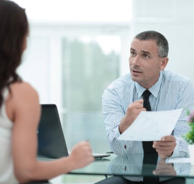 portre. Yöneticisi istemci ile sözleşmenin koşulları açıklar.