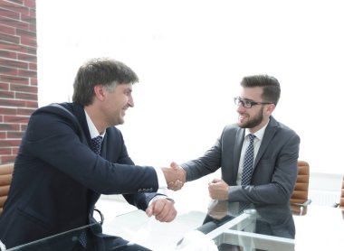İş ortakları sözleşme tartıştıktan sonra el sıkışın. Ortaklık kavramı
