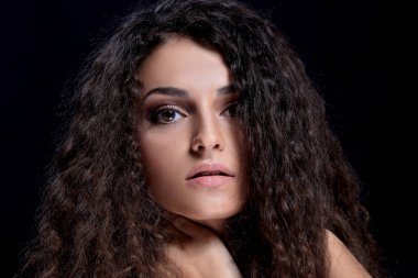 Kadın modeli uzun parlak dalgalı saç modeli ile.