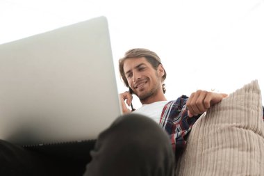 başarılı bir adam bir Smartphone-e doğru bahsediyoruz Close-Up