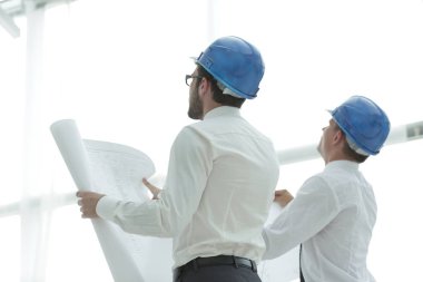 arka view.architect ve boş ekrana bakarak Oluşturucu