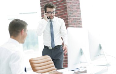 işadamı ile arka plan bulanık Office smartphone