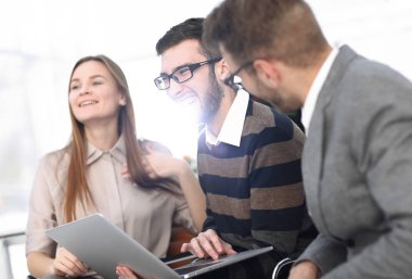 Hatta bir tablet ile çalışan üç mutlu çalışanlar