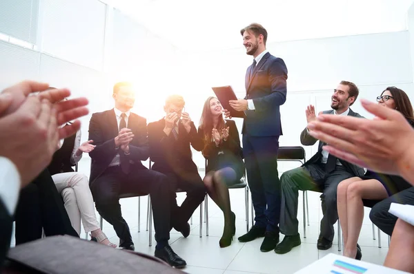 Equipe de negócios aplaudindo o treinador — Fotografia de Stock