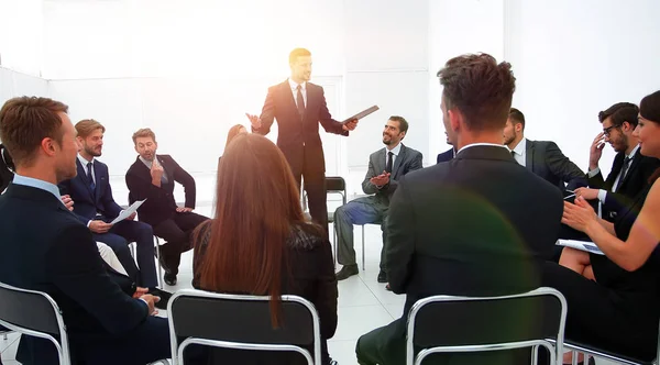 Coach lidera la sesión con el equipo de negocios . —  Fotos de Stock